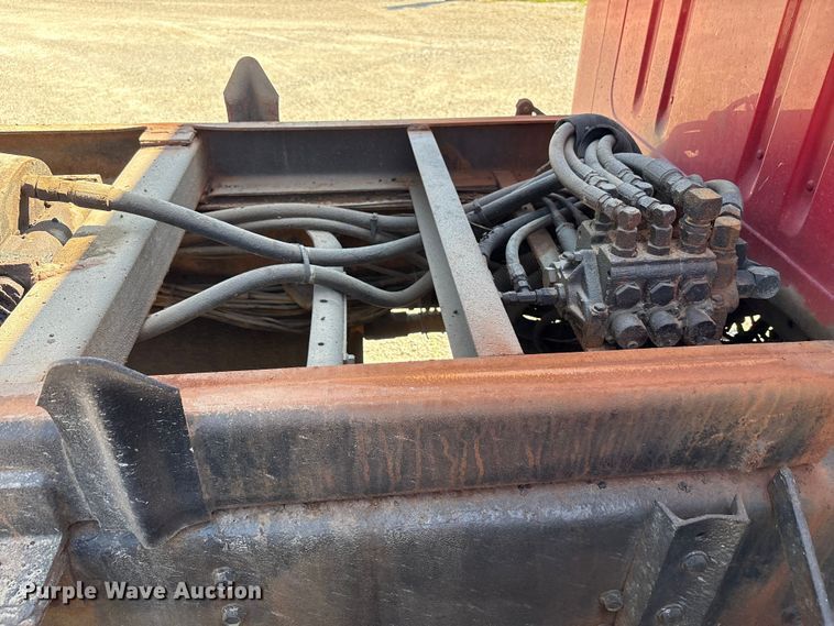 image for item EC4413 1999 International 4900 dump truck