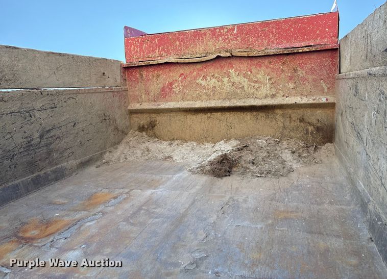 image for item EC4413 1999 International 4900 dump truck