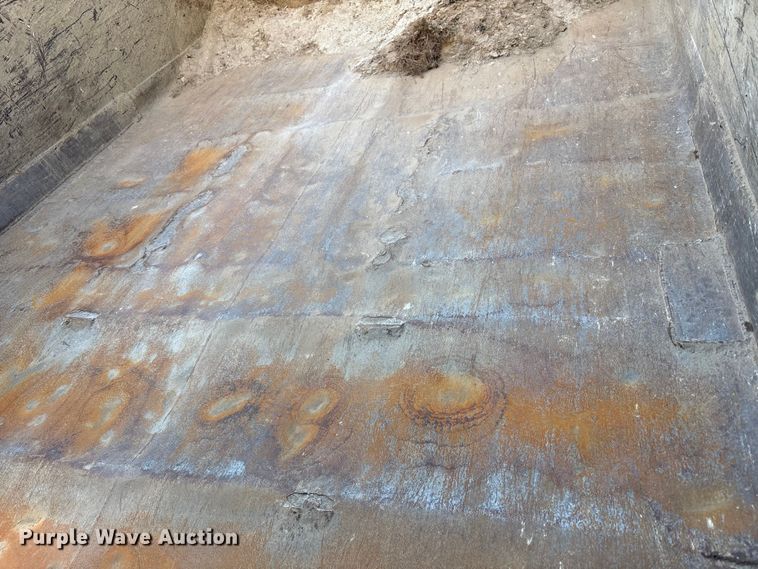 image for item EC4413 1999 International 4900 dump truck