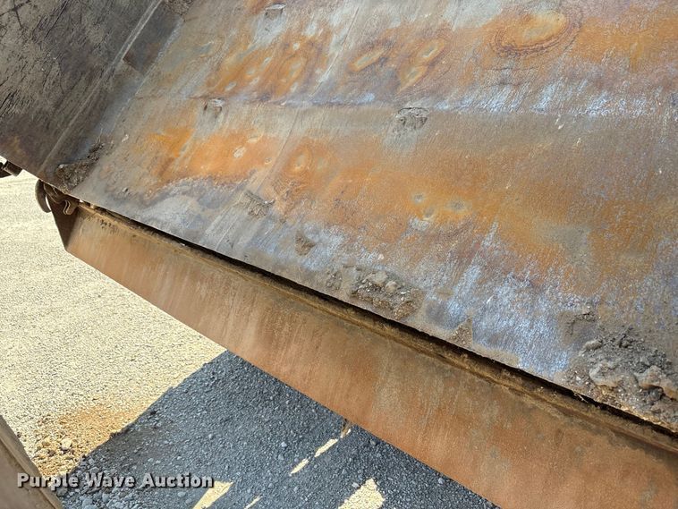 image for item EC4413 1999 International 4900 dump truck