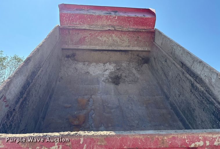 image for item EC4413 1999 International 4900 dump truck