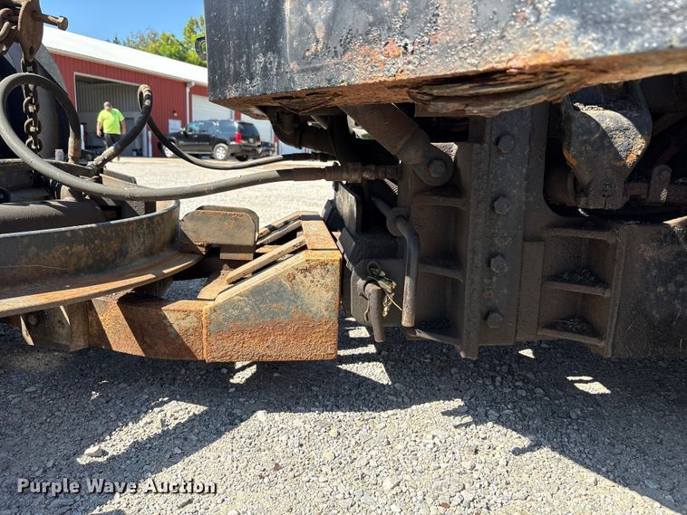 image for item EC4413 1999 International 4900 dump truck