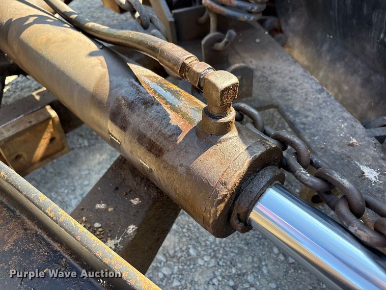 image for item EC4413 1999 International 4900 dump truck