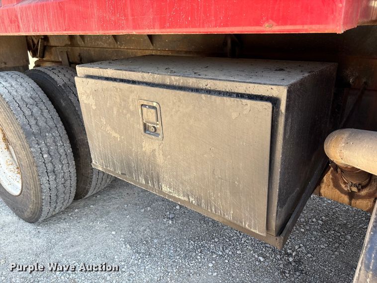 image for item EC4413 1999 International 4900 dump truck