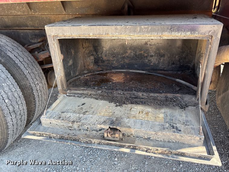 image for item EC4413 1999 International 4900 dump truck