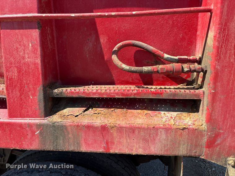 image for item EC4413 1999 International 4900 dump truck