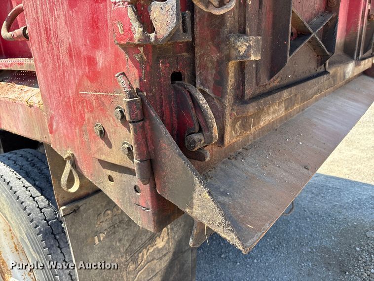 image for item EC4413 1999 International 4900 dump truck