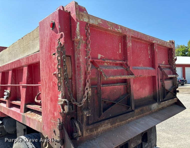 image for item EC4413 1999 International 4900 dump truck