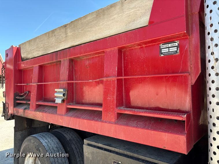 image for item EC4413 1999 International 4900 dump truck