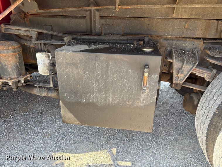 image for item EC4413 1999 International 4900 dump truck