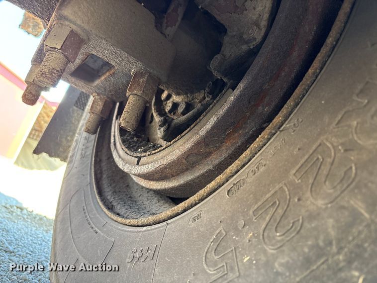 image for item EC4413 1999 International 4900 dump truck