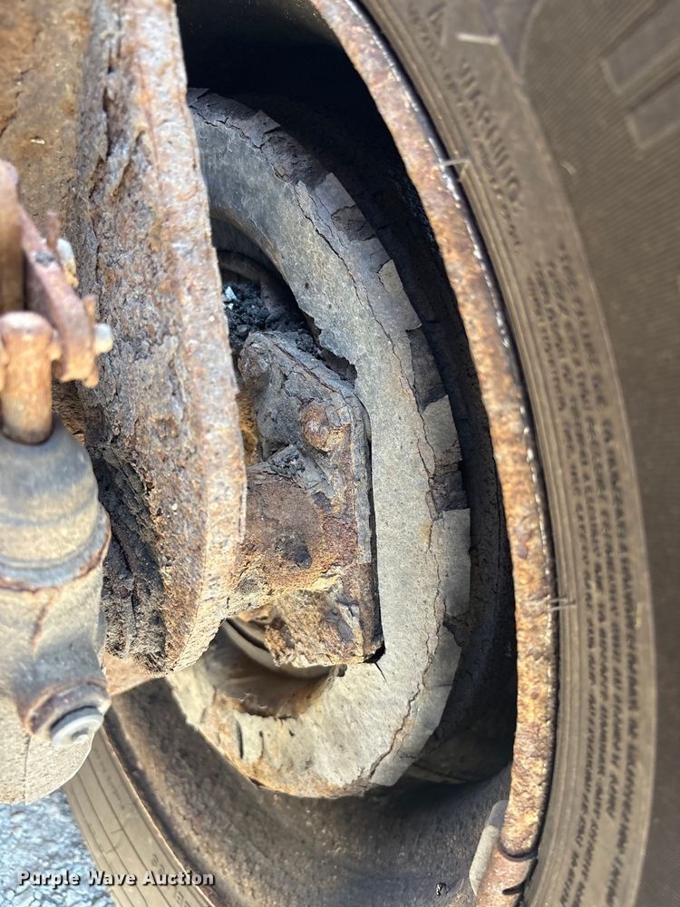 image for item EC4413 1999 International 4900 dump truck