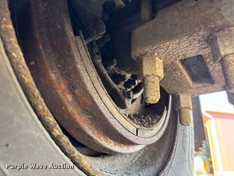 image for item EC4413 1999 International 4900 dump truck