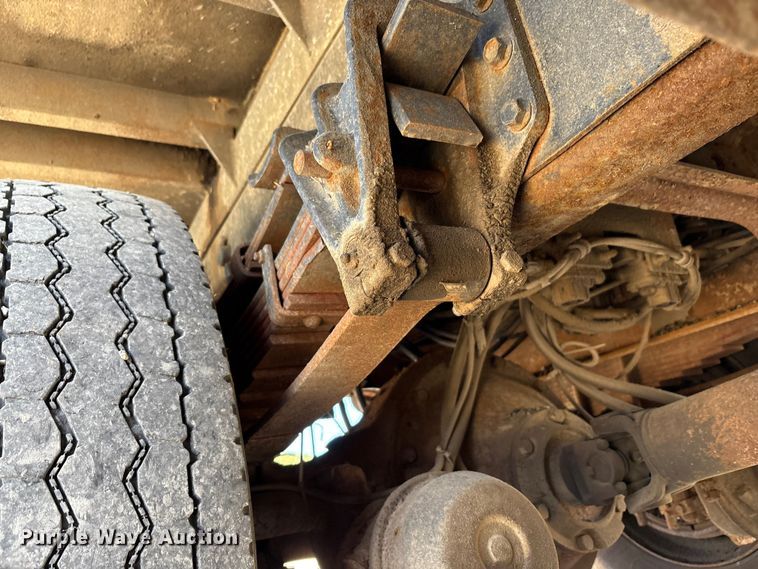 image for item EC4413 1999 International 4900 dump truck