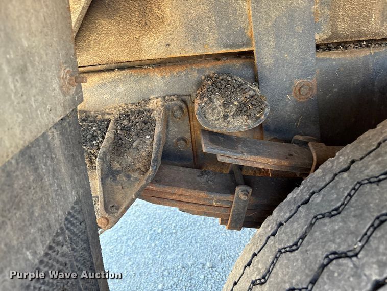 image for item EC4413 1999 International 4900 dump truck