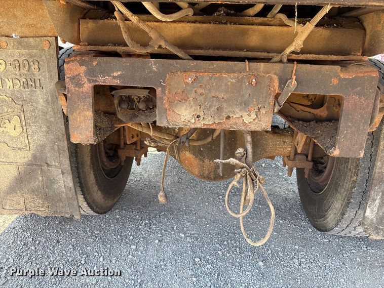 image for item EC4413 1999 International 4900 dump truck