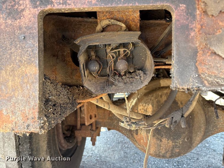 image for item EC4413 1999 International 4900 dump truck