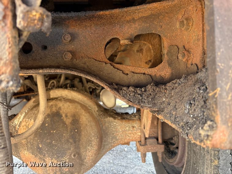 image for item EC4413 1999 International 4900 dump truck