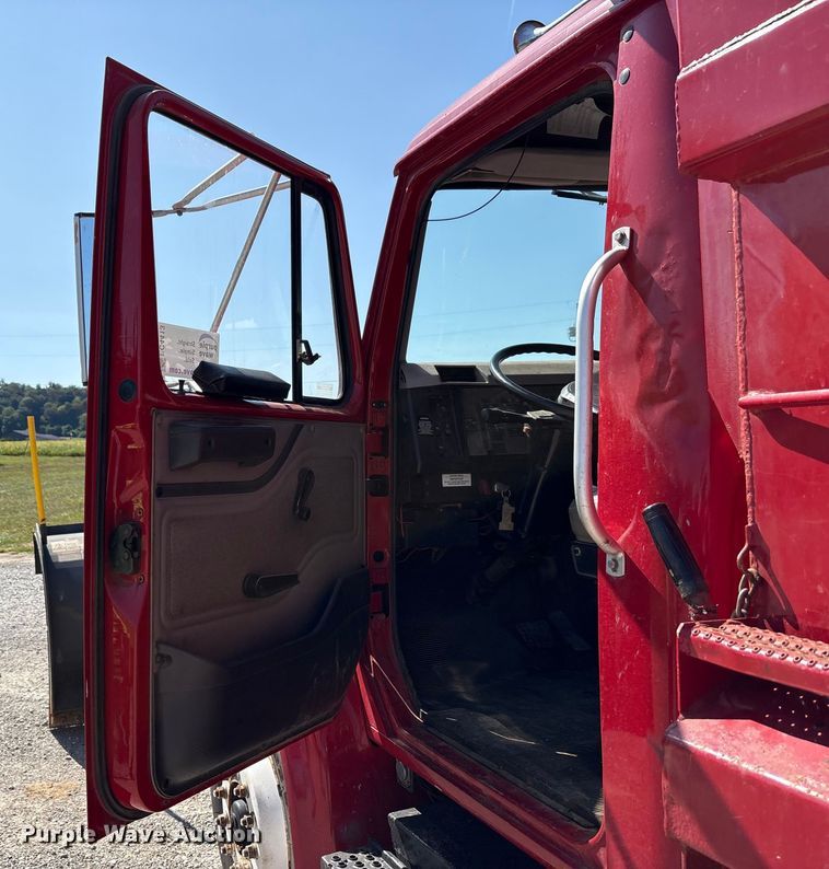 image for item EC4413 1999 International 4900 dump truck