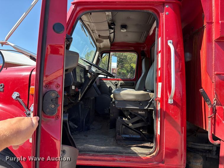 image for item EC4413 1999 International 4900 dump truck