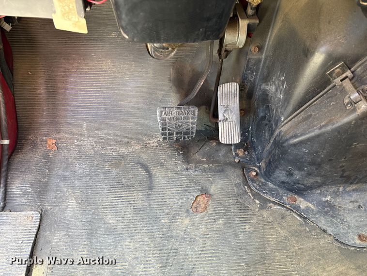 image for item EC4413 1999 International 4900 dump truck