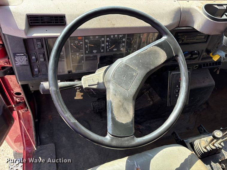 image for item EC4413 1999 International 4900 dump truck