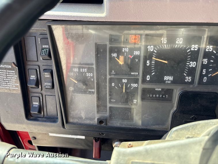 image for item EC4413 1999 International 4900 dump truck