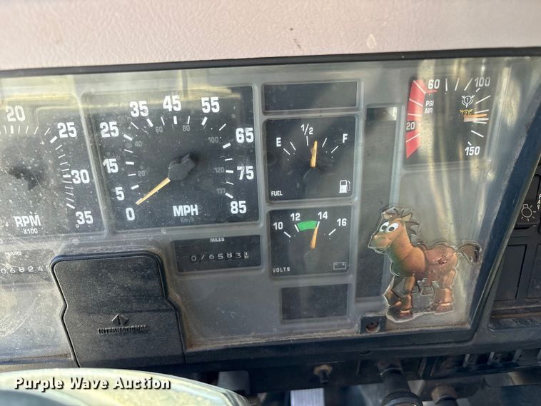 image for item EC4413 1999 International 4900 dump truck