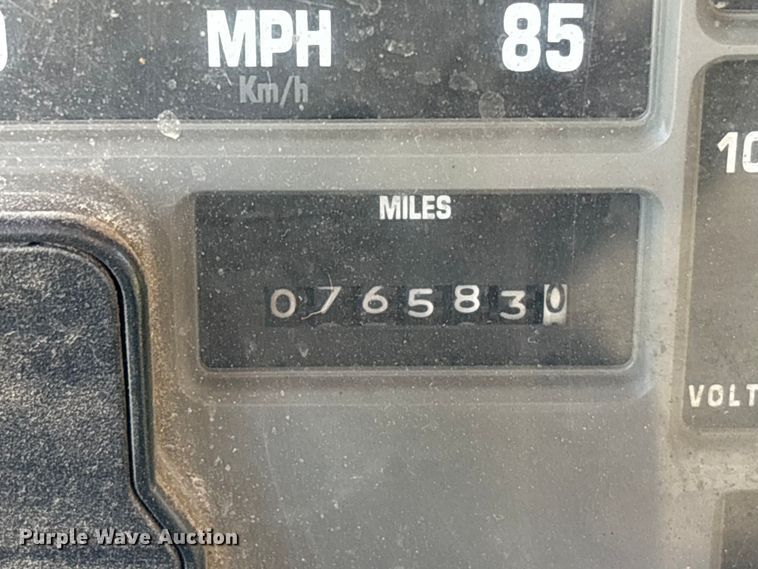 image for item EC4413 1999 International 4900 dump truck