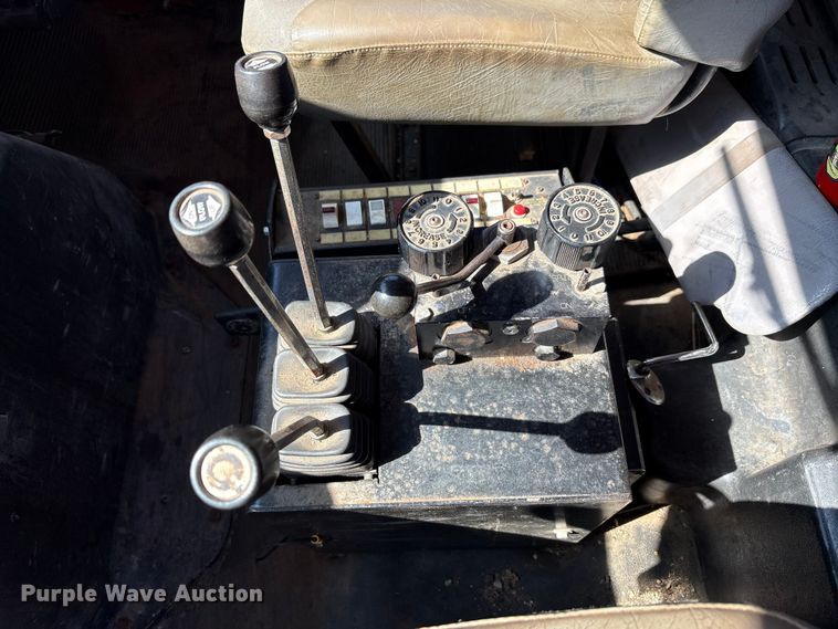 image for item EC4413 1999 International 4900 dump truck