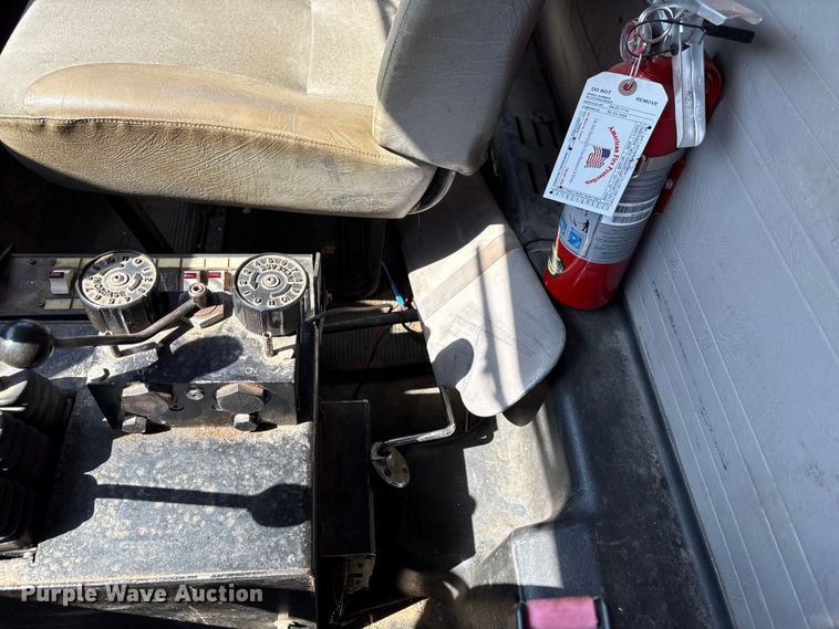 image for item EC4413 1999 International 4900 dump truck