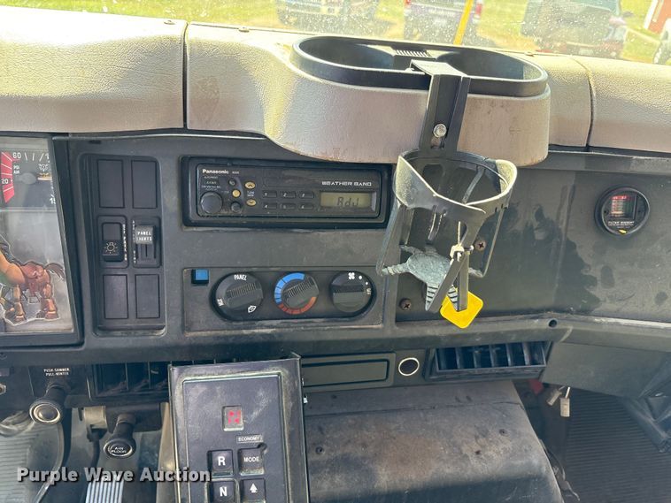 image for item EC4413 1999 International 4900 dump truck