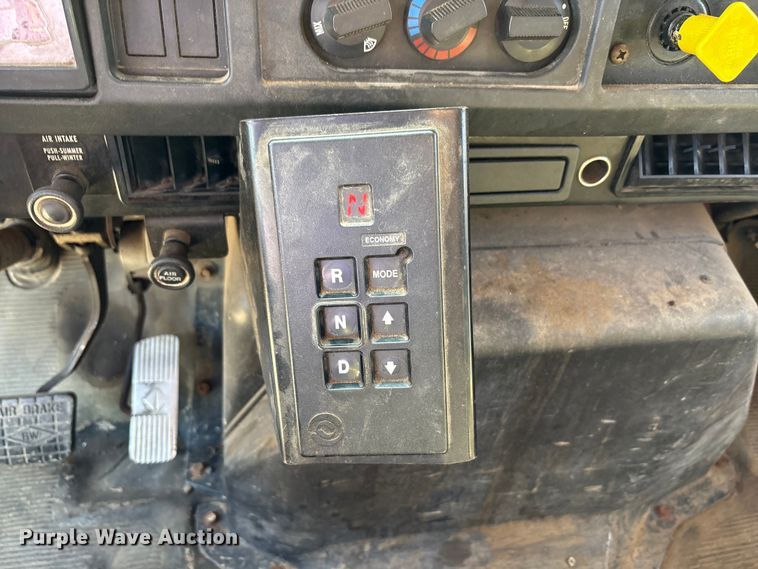 image for item EC4413 1999 International 4900 dump truck