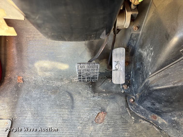 image for item EC4413 1999 International 4900 dump truck