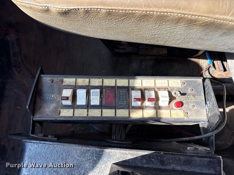 image for item EC4413 1999 International 4900 dump truck