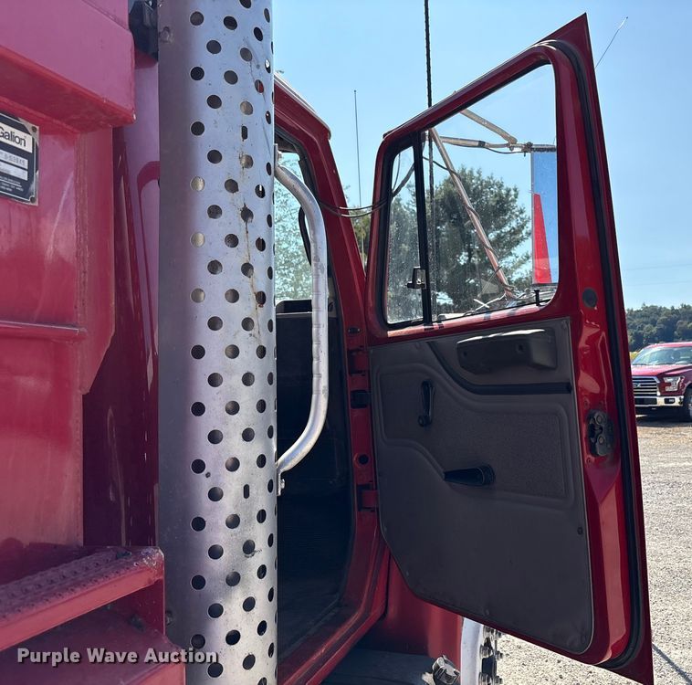 image for item EC4413 1999 International 4900 dump truck