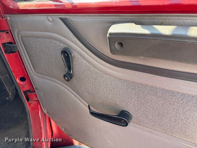 image for item EC4413 1999 International 4900 dump truck