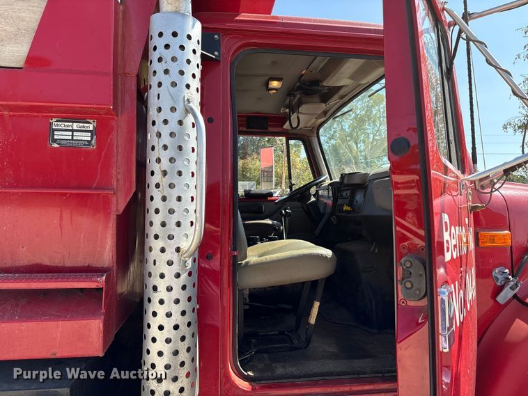 image for item EC4413 1999 International 4900 dump truck