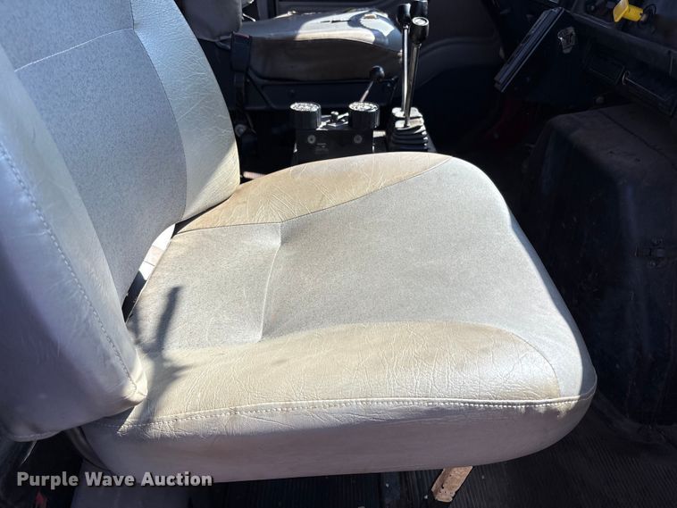 image for item EC4413 1999 International 4900 dump truck