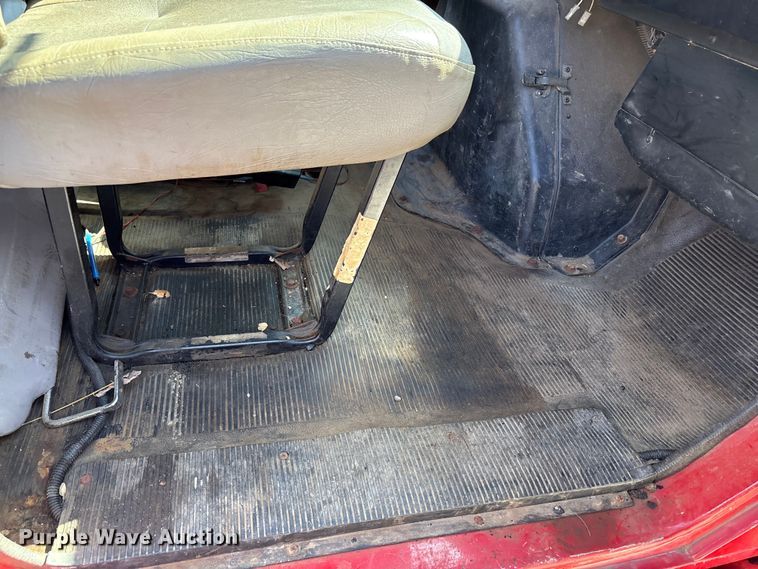 image for item EC4413 1999 International 4900 dump truck