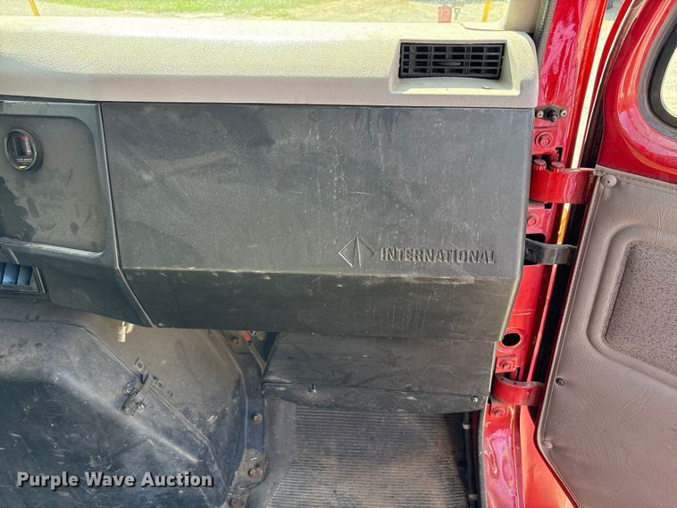 image for item EC4413 1999 International 4900 dump truck