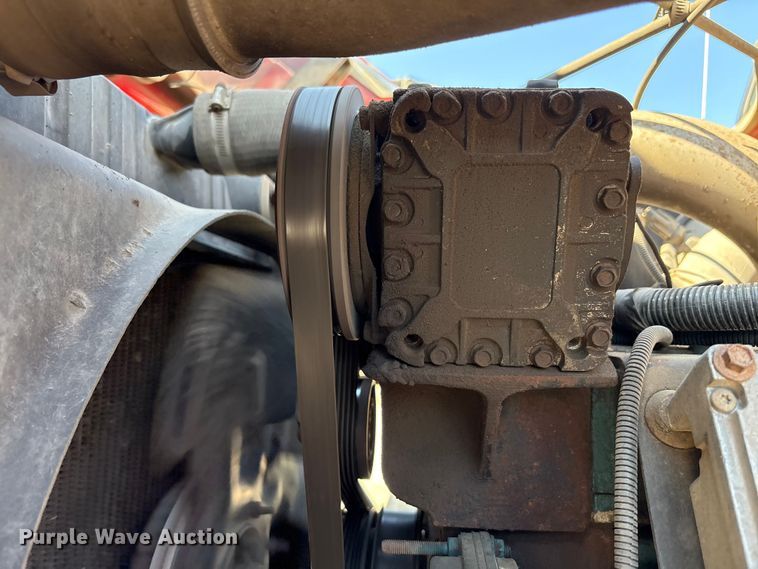 image for item EC4413 1999 International 4900 dump truck