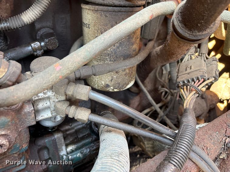 image for item EC4413 1999 International 4900 dump truck