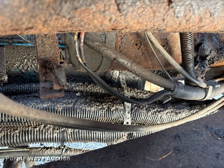 image for item EC4413 1999 International 4900 dump truck