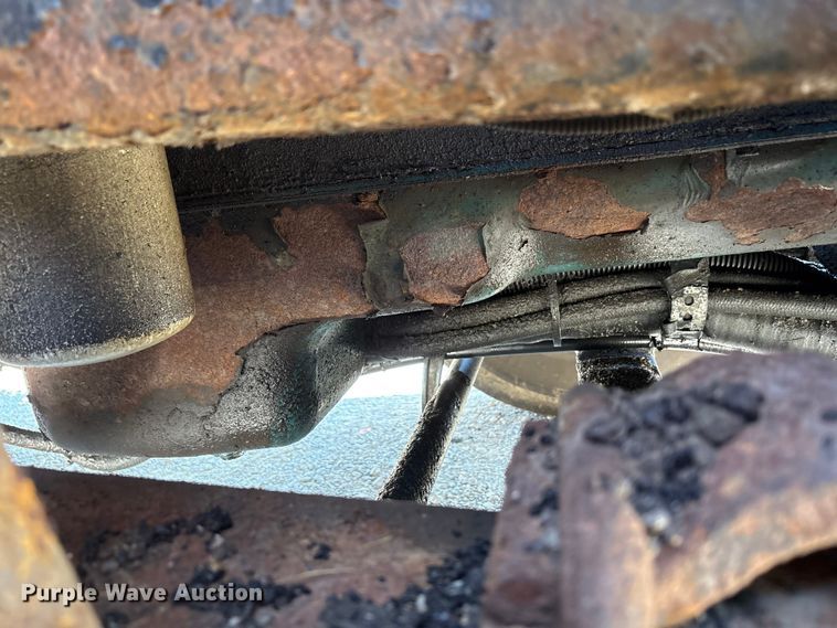 image for item EC4413 1999 International 4900 dump truck