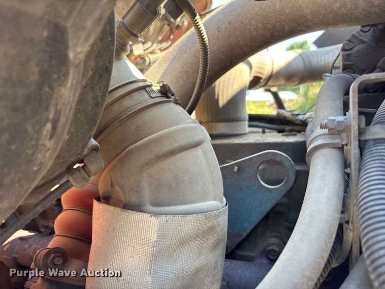 image for item EC4413 1999 International 4900 dump truck