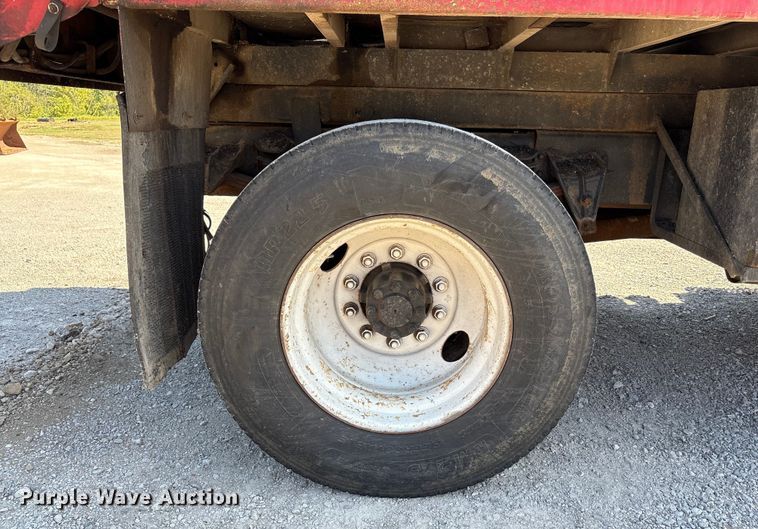 image for item EC4413 1999 International 4900 dump truck