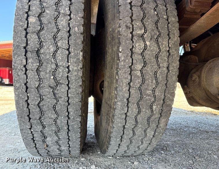 image for item EC4413 1999 International 4900 dump truck