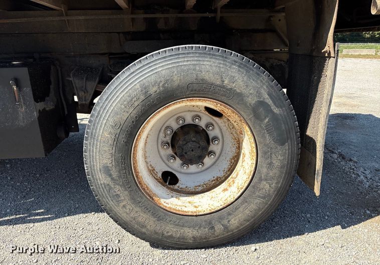 image for item EC4413 1999 International 4900 dump truck