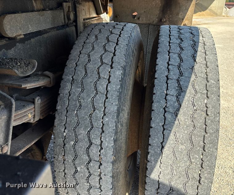 image for item EC4413 1999 International 4900 dump truck